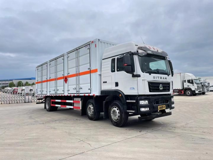 重汽汕德卡9.5米易燃液體廂式運輸車