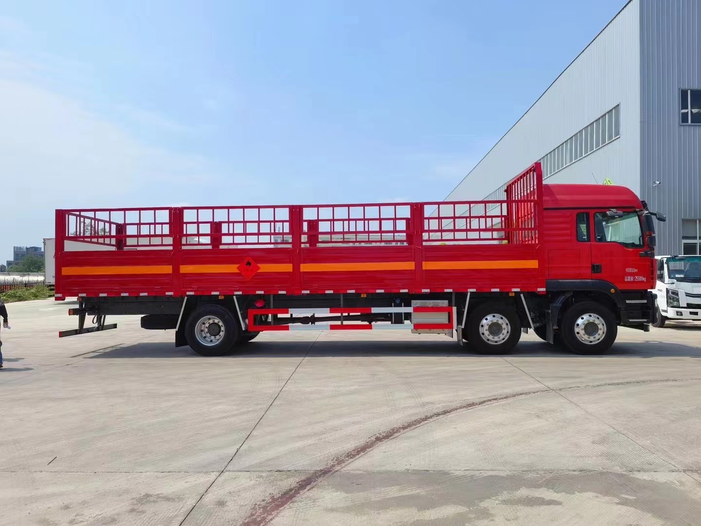 重汽汕德卡9.5米氣瓶運輸車