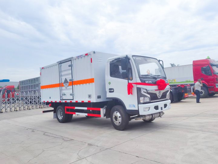 東風(fēng)福瑞卡4.1米3.8噸危廢車