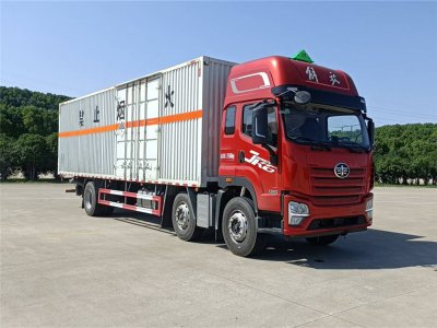 長春解放9.6米雜項(xiàng)危險(xiǎn)物品廂式車